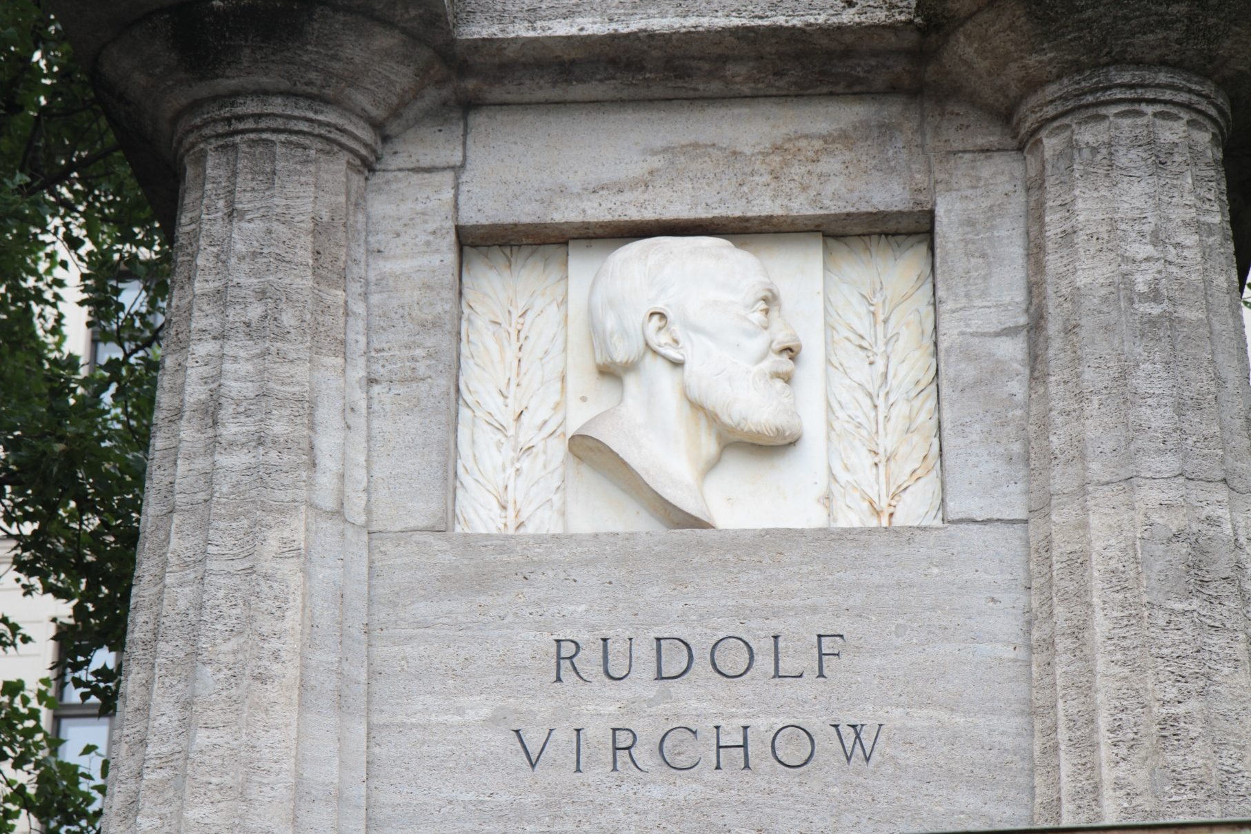 Rudolf Virchow monument, Berlin - 03.JPG